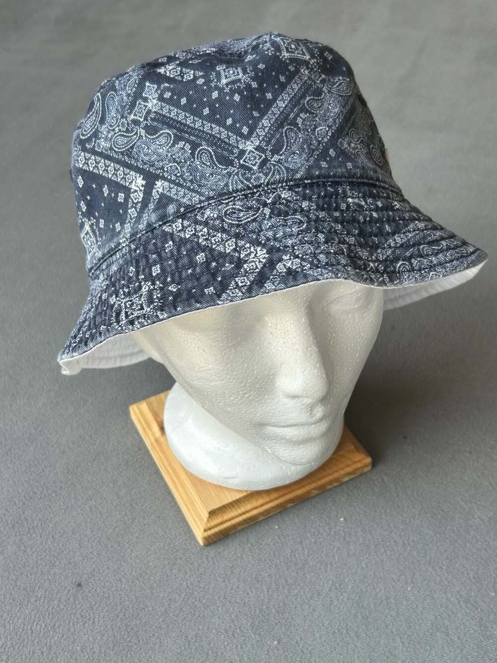 American Eagle Black and White Bandana Print Bucket Hat H194
